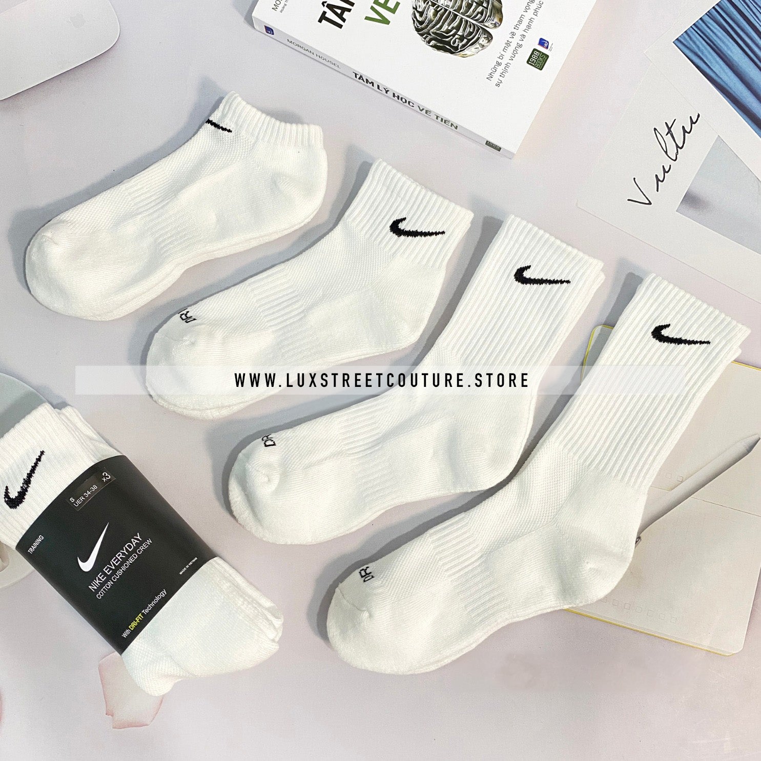 NlKE WHITE SOCKS (3 PAIRS)